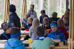 Ruokaillessa on pojilla jäänyt pöydässä päähän pipot ja lippikset. Ai ai ai!